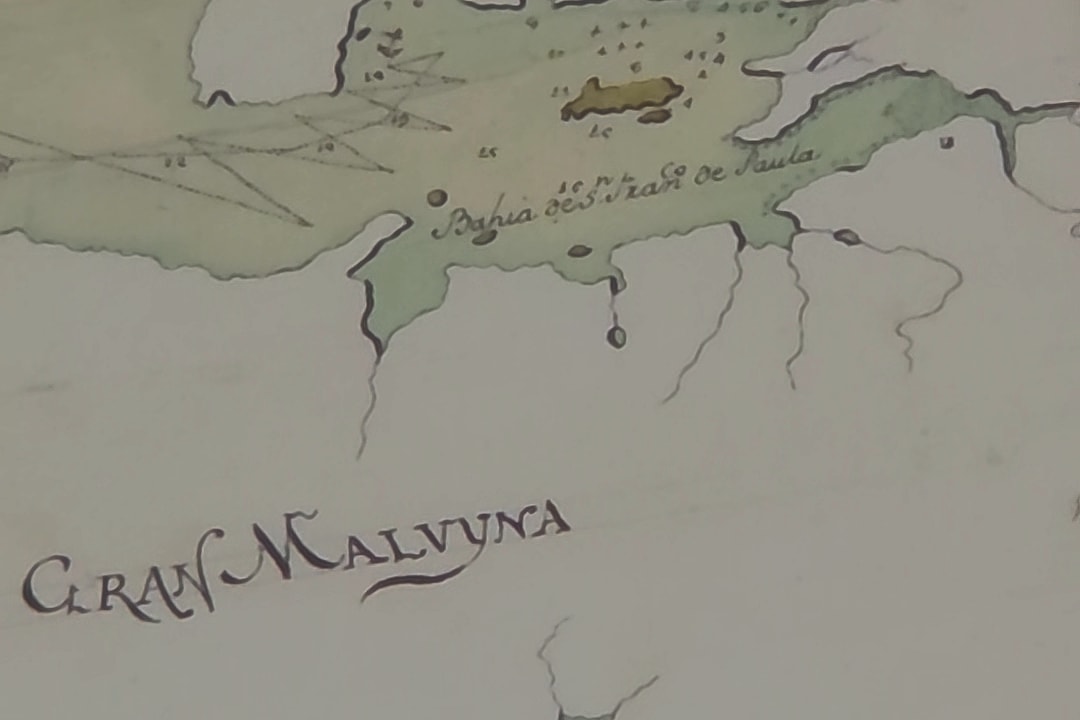 Detalle de la letra manuscrita en una lámina impresa