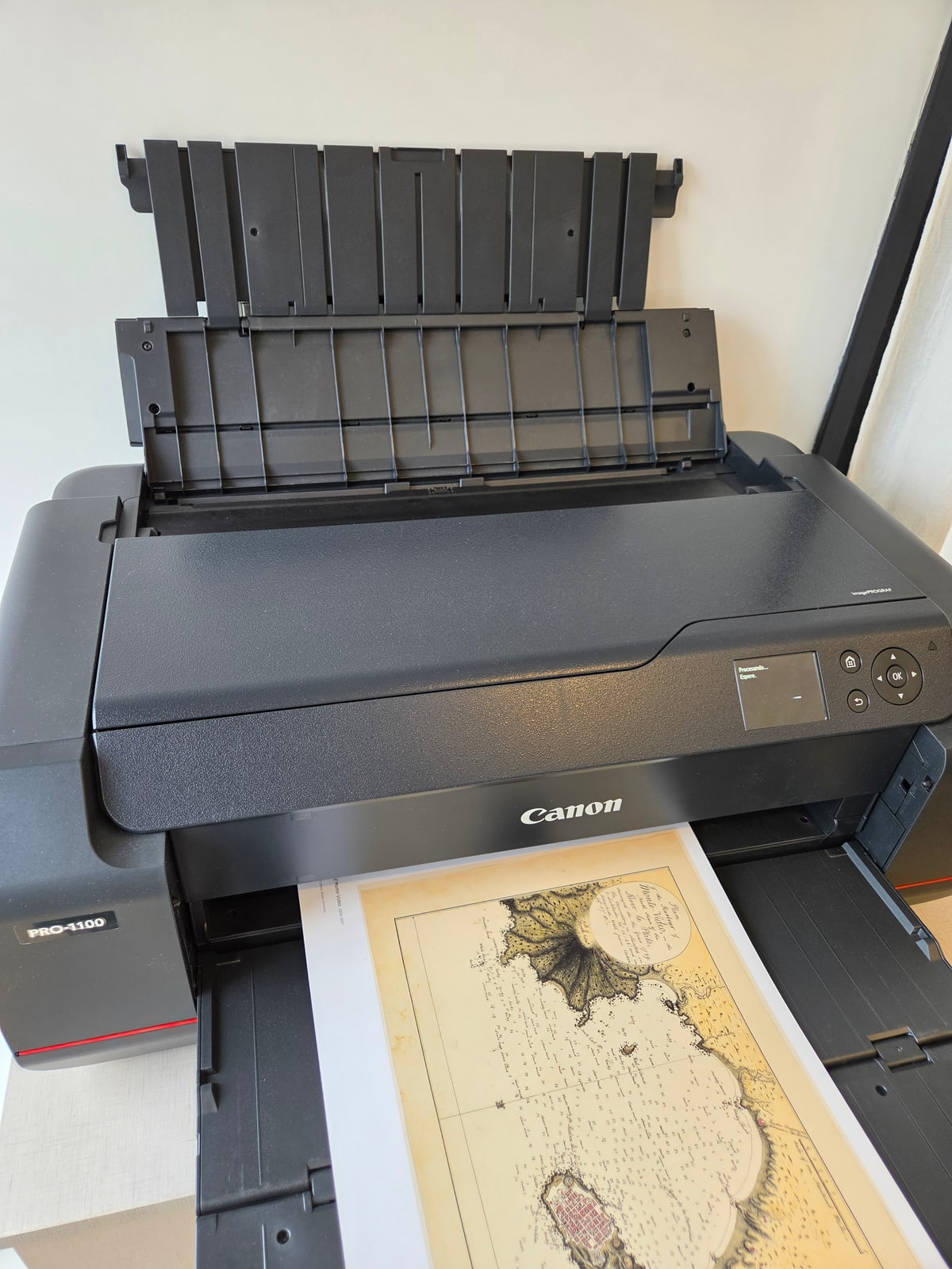 La Canon imagePROGRAF PRO-1100 del taller, con una lámina saliendo
