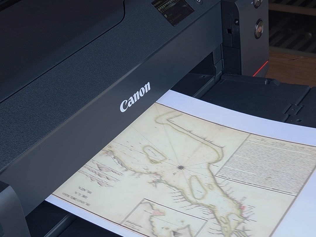 La Canon imagePROGRAF PRO-1100 imprimiendo una lámina